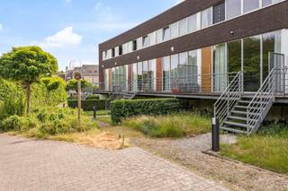 Er staat een bezoekmoment gepland op dinsdag 25/08. Plan uw bezoek in via onze website: www.woonkantoor.be . <br /><br />Duplex appartement te huur in een rustig, achtergelegen gebouw. Bewoonbare oppervlakte: 101m²<br />Indeling: living met open keuken (50m²), terras en privétuintje. Op de verdieping: nachthall, 2 slaapkamers, badkamer en aparte toilet. Dubbele overdekte staanplaats en ruime kelderberging inbegrepen. <br /><br />Beschikbaar vanaf 01/10/2026. <br />Voorschot op gemeenschappelijke kosten: 150 euro.