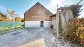 Rustig gelegen woning op een achterin gelegen perceel van 28a30ca.De woning omvat: onderkeldering, living van 32m², ingerichte keuken, badkamer, 2...