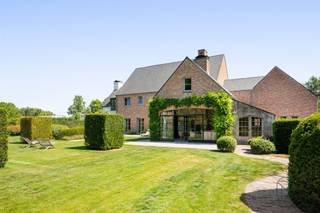 <p>Deze grote prachtige klassevilla is dé ideale woning voor mensen op zoek naar luxe & comfort, kwaliteit en ruimte. <br />Deze woning is goedgelegen in Vichte, genietend van een mooi zicht op groen (parkgebied).</p><p>Mooie handige oprit met toegangspoort, extra tuinhuis, jacuzzi, prachtig aangelegde tuin met privacy (voorzieningen zwembad liggen klaar).</p><p>INDELING villa: <br />indrukwekkende inkomhal met prachtige trap, bureau, apart toilet en vestiaire, gezellige grote leefruimte (mooie schouw, parket, extra bureau), geïnstalleerde keuken met extra ontbijthoek, grenzend aan de orangerie (bar, open haard) met uitzicht op terras en tuin, extra bijkeuken en wasplaats (met koelcel); extra toilet, 3 garages (overzolderd). <br />Op het 1ste verdiep: overloop, 4 grote slaapkamers, dressing, 3 badkamers (1 met ligbad en inloopdouche, en 2 douchekamers), en een extra zolderkamer/berging. <br />Grote bergzolder.</p><p>TROEVEN: toplocatie te Vichte, grote woning met privacy, prachtig aangelegde tuin, kwaliteitsvolle materialen, vloerverwarming aardgas.</p><p>Bezoek na afspraak met Immo Beguin: flore@immobeguin.be</p>