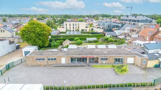 Topgelegen handelspand met groot magazijn en privatieve parking in hartje Oud-TurnhoutOntdek dit recent, kwalitatief afgewerkt handelspand met tal...
