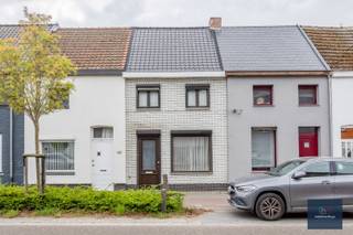 Deze woning met grondoppervlakte van 130m² te Wetteren wordt vandaag verkocht. De indeling van de eigendom als volgt; inkomhal die overgaat in...