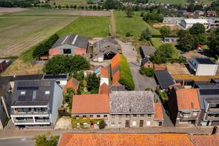 In centrum van Zedelgem gelegen projectgrond op 1,15 ha waarvan circa 2.250 m² gelegen in woongebied.Op de grond staan nog 3 woningen en een...