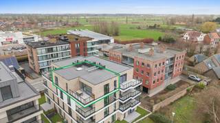 Ontdek dit instapklare en energiezuinige appartement gelegen te Diksmuide. Dit recent gebouwde appartement (2023) combineert hedendaags wooncomfort met een kwalitatieve afwerking en een gunstige ligging.<br /><br />Het appartement bevindt zich in een jonge residentie en geniet van een moderne indeling met veel natuurlijke lichtinval. U komt binnen via de inkomhal die toegang biedt tot de lichtrijke leefruimte met open, volledig ingerichte keuken. De leefruimte sluit mooi aan op het terras, waar het aangenaam vertoeven is.<br /><br />Verder beschikt het appartement over twee comfortabele slaapkamers, een hedendaagse badkamer en een praktische berging. Dankzij de recente bouw voldoet het pand aan de huidige energienormen, wat resulteert in een energiezuinig en toekomstgericht woonaanbod.<br /><br />Daarnaast hoort er een afgesloten garage bij het appartement (€25.000 – verplicht aan te kopen).<br /><br />De ligging langs de Esenweg vormt een extra troef: vlotte verbinding naar het centrum van Diksmuide, nabij winkels, scholen en belangrijke invalswegen.<br /><br />Troeven<br />✔ Bouwjaar 2023<br />✔ Energiezuinig appartement<br />✔ Moderne residentie<br />✔ Terras aanwezig<br />✔ Vlotte bereikbaarheid<br />✔ Garage <br />✔ Prachtig uitzicht uit de woonkamer op de ijzertoren.<br />✔ Verkoop onder registratierechten<br /><br />Ideaal als eigen woonst, tweede verblijf of investering.<br /><br />📩 Interesse? Contacteer ons voor meer informatie of een bezoek ter plaatse.