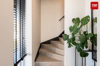 Deze energiezuinige nieuwbouwwoning is de ideale keuze voor wie modern wooncomfort wil combineren met duurzame technologie.Gelegen in een rustige,...