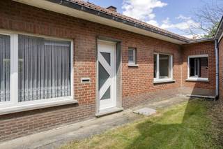 Dit op te frissen, gelijkvloers huis in de Bellestraat 10 in het charmante Westouter is goed onderhouden en klaar om naar eigen smaak te...
