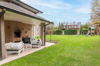 In a quiet and green neighbourhood of Grimbergen, you’ll discover this warm and elegant villa on a generous plot of nearly 1,400 m². Here, you...