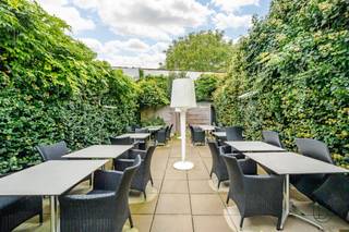 Goedgelegen mooi ingerichte horecazaak, met terras, en bovenliggende woonst + een extra aanpalende charmante woonst, aan de Basiliek en op wandelafstand van de markt van Ronse. <br /><br />Indeling: inkom met vestiaire, handelsruimte met ruime bar, veranda, toiletten, ingesloten terras, grote professionele keuken met afwasruimte, koelruimte, groot fornuis, salamander, friteuze, snijmachine, 2 verwarmkasten, eiland met opbergruimte (saladbar, frigo's en frigolades), combi-oven,... bijkeuken in inox. Alle toestellen zijn inbegrepen! <br />3 grote kelders (drank, droge voeding en wasruimte)! Brandweer vergunning voor 49 personen. <br /><br />Indeling 1ste woonst: leefruimte, 4 slaapkamers, dressing, badkamer en zolder! <br />Indeling 2de woonst: op het gelijkvloers: inkom, leefruimte/bureau, kelder met toegang tot straat, eerste verdiep: leefruimte, slaapkamer en badkamer. Tweede verdiep: zolder met toegang tot het dak (mogelijkheid om een dakterras aan te leggen), slaapkamer. <br /><br />MOOIE KANS op een goeie locatie!! <br /><br />Voor meer info, contacteer Immo Beguin: info@immobeguin.be