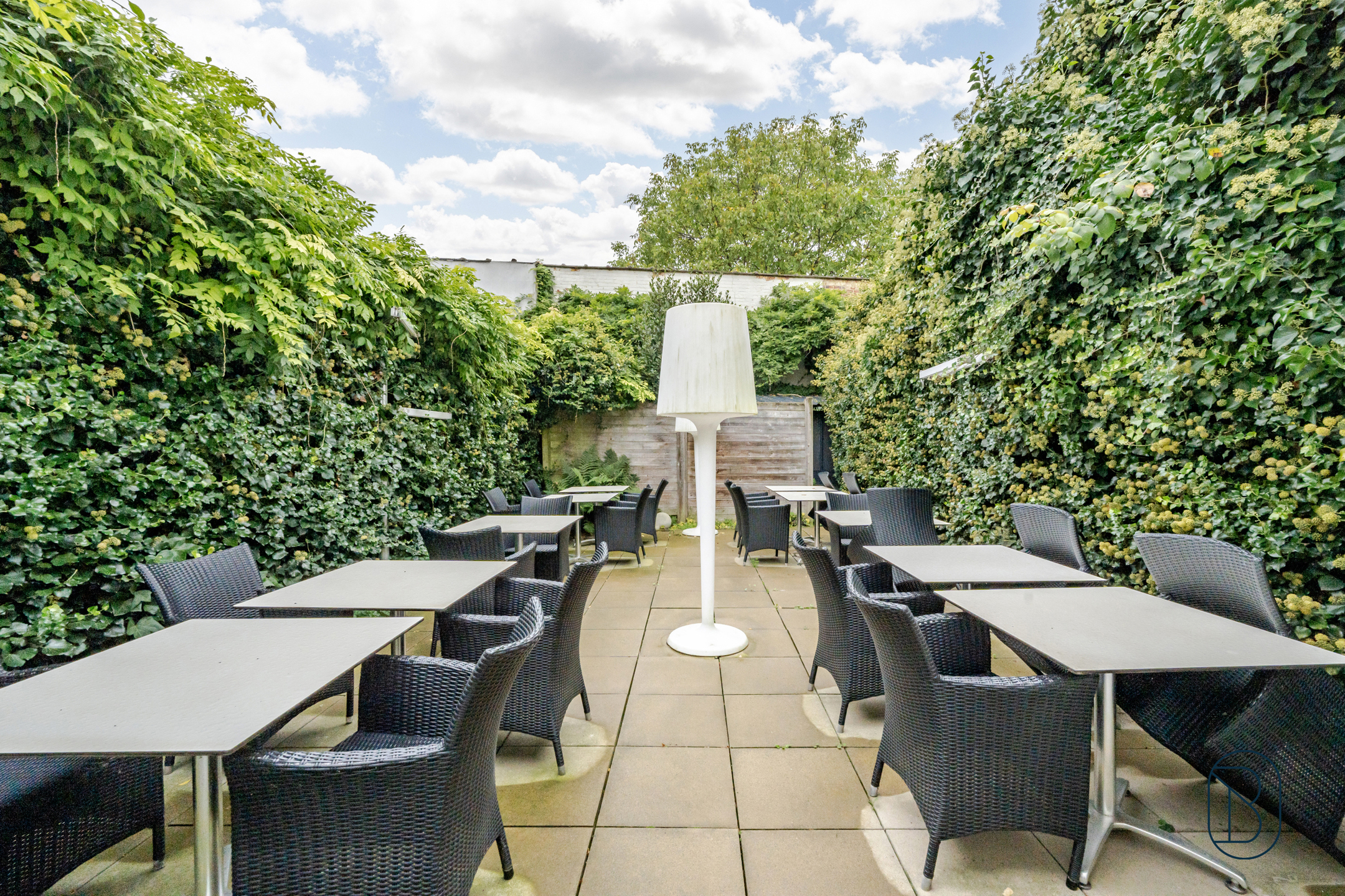 Mooi ingerichte horecazaak met terras en 2 woonsten! - foto 2