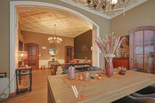 Deze authentieke woning met handelsruimte bevindt zich op een uitstekende locatie in het centrum van Izegem, op wandelafstand van winkels, scholen...