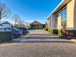 This office park (Latem Business Park) consists of 4 office buildings and is in an excellent location that guarantees both easy accessibility and a high level of visibility. The site is easily accessible by car and by public transport, for a smooth commute. The office park is located along the Kortrijksesteenweg in Sint-Martens-Latem, near the E40 and E17, and therefore a stone's throw from Ghent. Thanks to the large windows, the office enjoys plenty of natural light and a green environment. Surface:- Unit 66.2:149 m² on one level - available from 31/01/2025.Specifications: - double glazing- partly landscape office, partly divided- carpet tiles- suspended ceiling with built-in light fixtures- energy-efficient cooling and heating system (heat pump)- natural gas central heating- air conditioning- cable ducts- kitchenette- sanitary- separate counters: water, gas and electricity Are you interested in this commercial property consisting of offices for rent in Sint-Martens-Latem? Do not hesitate to contact us at 09 245 35 35.