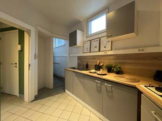 Rendez-vous sur www.abricasa.be et planifiez votre rendez-vous de vente avec notre assistante numérique Alice !Vous souhaitez devenir propriétaire d'un appartement ? Ne manquez pas cette offre !Entrez dans cet appartement agréable à vivre, doté d'un agencement pratique : salon compact, cuisine ouverte, débarras - raccordement pour machine à laver. La salle de bains est directement accessible depuis la chambre principale. À l'avant, nous trouvons la deuxième chambre, idéale comme bureau pour le télétravail ou comme chambre d'amis supplémentaire, les toilettes pour invités et un vestiaire. Débarras supplémentaire au sous-sol. Double vitrage et chauffage au gaz.Vous souhaitez vendre votre propriété ou vous recherchez un agent immobilier pour la location ou la gestion ?Venez faire notre connaissance !Abricasa – L'immobilier pour les générations : votre partenaire immobilier