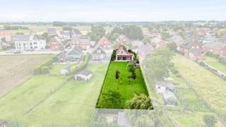 [[ DIT PAND NEEMT DEEL AAN DE ERA OPEN HUIZEN DAG OP 19/9 VAN 16:00 TOT 17:00 ]]
<h1><strong>Te koop in Meise: open bebouwing met 4 slaapkamers</strong></h1><p>Deze open bebouwing is centraal gelegen in Meise en combineert een praktische indeling met een landelijke omgeving. De woning beschikt over een ruim terras en een grote tuin met een prachtig open zicht over de velden, waar je in alle rust van het buitenleven geniet. Dankzij de vier slaapkamers, waarvan twee op het gelijkvloers, en de badkamer op het gelijkvloers biedt deze woning heel wat comfort en flexibiliteit. Bovendien zijn scholen, winkels, openbaar vervoer en belangrijke invalswegen vlot bereikbaar. Nabijgelegen gemeenten zoals Wolvertem, Grimbergen, Kapelle-op-den-Bos en Londerzeel zijn eveneens gemakkelijk bereikbaar.</p><p><br /></p><p><strong>Belangrijkste ruimtes:</strong></p><p>• Woonkamer met open haard en aangename lichtinval</p><p>• Keuken uitgerust met keramische kookplaat, koelkast en dampkap</p><p>• Vier slaapkamers (15 m², 14 m², 12 m² en 9 m²)</p><p>• Badkamer met inloopdouche, regendouche en dubbele wastafel</p><p>• Berging met aansluitingen voor wasmachine en droogkast</p><p>• Terras met open zicht over de velden</p><p><br /></p><p><strong>Troeven:</strong></p><p>• Groot terras en ruime tuin met prachtig open zicht over de velden</p><p>• Vier slaapkamers, waarvan twee en de badkamer op het gelijkvloers</p><p>• Centraal gelegen nabij scholen, winkels, openbaar vervoer en belangrijke invalswegen</p><p><br /></p><p><strong>Wens je een bezoek? Contacteer ERA LEUS &amp;amp; TOYE via 02/335.11.12 en plan een afspraak met Thierry Van Campenhout.</strong></p><p><br /></p><p><strong>JOUW DROOMHUIS. ZO GEVONDEN!</strong></p>