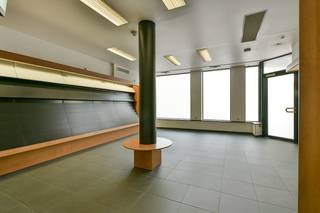 Welkom in deze uitstekend gelegen handelszaak met bijhorend appartement in het bruisende Torhout. De ideale locatie om uw zaak op te starten!...