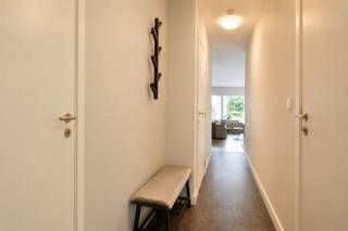<p><span>GEMEUBELD APPARTEMENT OP ENKELE PASSEN VAN HET CENTRUM</span><span><br /><br />Zalig woonappartement, aangenaam aangekleed en zorgvuldig afgewerkt.<br />Op het eerste verdiep zorgt veel ruimte en een praktische indeling voor aangenaam woonplezier.</span></p><p><span> </span></p><p><span>De inkom heeft een apart toilet en verbindt vlot de leefruimte.<br />Een eethoek, een zithoek en een degelijk ingericht keuken houden er een sterk buitencontact op na.<br />Aansluitend aan de keuken is en handige berging met wasruimte.<br /><br />Er zijn 2 slaapkamers en een goed voorziene badkamer.<br />Het terras achteraan is top, een zalig groen zicht zorgt er voor gezellige buitenmomenten.</span></p><p><span> </span></p><p><span>NETJES INGERICHT<br />DEGELIJK UITGERUST<br />VEEL RUIMTE<br />ZALIG TERRAS</span></p>