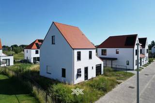 Deze nieuwbouw woning met 3 slaapkamers en een bewoonbare oppervlakte van 200 m² is gelegen op een perceel van 432,81 m² in de nieuwe...