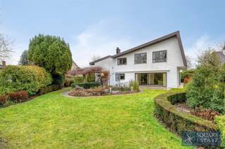 <p><span>Square Estate presenteert u deze charmante te renoveren vrijstaande villa, ideaal gelegen in een begeerde woonwijk in Wemmel.</span></p><p><span> </span></p><p><span>De woning is als volgt ingedeeld:</span></p><p><span> </span></p><p><span>Op de begane grond komt u binnen in een ruime inkomhal met vestiaire en gastentoilet. De hal leidt naar een lichte woonkamer met open haard. Een aangrenzende ingerichte keuken en een wasruimte maken deze verdieping compleet.</span></p><p><span> </span></p><p><span>Op de tussenverdieping biedt een kantoor met toegang tot een terras de mogelijkheid van een multifunctionele ruimte die ook kan worden ingericht als slaapkamer, afhankelijk van uw behoeften.</span></p><p><span> </span></p><p><span>De eerste verdieping bestaat uit een nachthal, drie mooie slaapkamers waarvan één met een eigen terras, en een badkamer met bad en douche.</span></p><p><span> </span></p><p><span>De woning beschikt verder over een aangenaam terras en een tuin met vijver, beide op het zuidwesten gelegen. Een grote garage, een parkeerplaats buiten en een opslagruimte op zolder maken deze woning helemaal compleet.</span></p><p><span> </span></p><p><span>Voor meer informatie of om een bezichtiging te organiseren, kunt u contact met ons opnemen op 02/460.42.01 of per e-mail op het volgende adres: <span>ca@square-estate.be</span></span><span> </span></p><p><span> </span></p>