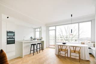 <p>Situé à un excellent emplacement sur la Groenenborglaan 201 à Wilrijk, cet appartement au 4ᵉ étage fera prochainement l’objet d’une rénovation complète. Grâce à ses larges baies vitrées et à sa position en hauteur, vous profitez d’une belle luminosité ainsi que d’une vue dégagée ; idéal pour se détendre et profiter pleinement du soleil sur votre balcon orienté plein sud de 9 m².</p>
<p>L’appartement de 95 m² est agencé de manière pratique avec deux chambres complètes, une salle de bain, des toilettes séparées, un espace de rangement ainsi qu’une buanderie distincte, permettant de combiner aisément vie privée et travail à domicile. La rénovation prévue sera réalisée avec des matériaux de qualité et du sur-mesure, incluant notamment un parquet en chêne et une cuisine entièrement équipée. En tant qu’acquéreur, vous aurez également la possibilité d’intervenir dans certains choix de finitions et de matériaux, afin de personnaliser le bien selon vos préférences.</p>
<p>La situation est facilement accessible et, grâce à l’emplacement de parking souterrain et à la cave, vous pouvez stationner en toute sécurité à proximité (emplacement en supplément à 22.000 €), avec des charges mensuelles d’environ 250 €. Ce bien convient parfaitement à ceux qui recherchent un confort de vie futur, prêt à emménager et adapté à leurs besoins.</p>
<p><em>Les photos présentées proviennent d’un appartement similaire déjà rénové et sont fournies uniquement à titre illustratif afin de donner une idée des finitions possibles et de l’ambiance.</em></p>