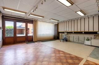 <p>Deze te renoveren eigendom biedt verrassend veel ruimte en tal van mogelijkheden. Dankzij de ruime oppervlakte en praktische indeling vormt dit pand de ideale basis voor wie op zoek is naar een woning die volledig naar eigen smaak kan worden ingericht.<br /><br /><strong>Indeling:</strong><br />Via de inkomhal betreedt u de woning. Op het gelijkvloers bevinden zich momenteel een ruime voorplaats, een bureelruimte, een werkplaats en verschillende bergingen.<br /><br />Op de eerste verdieping bevindt zich de woonkamer met aansluitend de keuken. Verder beschikt deze verdieping over twee slaapkamers, een badkamer en een klein overdekt terras.<br /><br /><strong>Buitenruimtes:</strong><br />Het achterste gedeelte van de gelijkvloerse bebouwing biedt de mogelijkheid om af te breken en in te richten als tuin of aangename buitenruimte.</p>
<p><strong>Bijzonderheden:<br /></strong>Ruime gelijkvloerse oppervlakte.<strong><br /></strong>Mogelijkheid tot het creëren van een tuin.<br />Mogelijkheid tot woning met handelszaak.<br /><br /><strong>Ligging:<br /></strong>Gelegen in de Van Hovestraat 1 te Kruibeke, op korte afstand van het dorpscentrum met winkels, scholen en openbaar vervoer. Bovendien geniet u van een vlotte verbinding naar omliggende gemeenten en belangrijke invalswegen.<br /><br /><strong>Renovatieplicht:</strong><br />Deze eigendom heeft een EPC-label F. Voor residentiële gebouwen met EPC-label E of F geldt in Vlaanderen de renovatieverplichting. De nieuwe eigenaar dient de woning binnen de 6 jaar na de authentieke akte energetisch te renoveren tot minstens EPC-label D.</p>