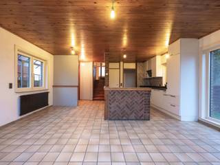 <strong>VRIJSTAANDE WONING MET 3 SLAAPKAMERS EN 2 BADKAMERS OP EEN PERCEEL VAN 4A23CA TE MAASEIK.</strong><br /><br /><strong>TROEVEN</strong><br />- Gelegen aan de Maasplassen op wandelafstand van het centrum.<br />- Lichtrijke woning met een speelse indeling. <br />- Vernieuwde ramen (aluminium) en vernieuwde keuken.<br />- Volledig onderkelderd.<br />- Inpandige garage.<br /><br /><strong>KELDERVERDIEPING</strong><br />- Garage (5,40m x 5,50m = 29,70m²): poort, smeerput, CV-installatie stookolie, tegelvloer.<br />- Berging 1 (2,60m x 4,40m = 11,44m²): aansluiting wasmachine, deur naar tuin, tegelvloer.<br />- Berging 2 (2,70m x 5,15m = 13,91m²): tegelvloer.<br />- Berging 3 (2,45m x 2,60m = 6,37m²): tegelvloer.<br />- Berging 4 (2,70m x 3,50m = 9,45m²): tegelvloer.<br /><br /><strong>GELIJKVLOERS</strong><br />- Inkomhal (2,65m x 1,60m = 4,24m²): trap naar 1ste verdieping, tegelvloer.<br />- Eetkamer ((5,00m x 2,55m) + (3,50m x 2,85m) = 22,73m²): schuifpui naar tuin, tegelvloer.<br />- Keuken (3,50m x 3,00m = 10,50m²): onder- en bovenkasten, koelkast, vaatwasser, keramische kookplaat, dampkap, trap naar kelder, tegelvloer.<br />- Toilet (1,40m x 1,60m = 2,24m²): zittoilet, lavabo, wandbetegeling, tegelvloer.<br />- Berging (1,75m x 1,70m = 2,98m²): doorgeefluik, tegelvloer.<br /><br /><strong>VERDIEPING +01</strong><br />- Overloop (1,80m x 1,35m = 2,43m²): trap naar 2de verdieping, houten vloer.<br />- Woonkamer (5,40m x 5,50m = 29,70m²): schouw voor kachel, houten vloer.<br /><br /><strong>VERDIEPING +02</strong><br />- Overloop (1,80m x 1,30m = 2,34m²): trap naar 3de verdieping, laminaat.<br />- Badkamer (1,70m x 3,00m = 5,10m²): ligbad, lavabo, Velux-raam, wandbetegeling, tegelvloer.<br />- Slaapkamer 1 (3,60m x 4,50m = 16,20m²): inbouwkasten, laminaat.<br />- Doucheruimte (3,00m x 1,60m = 4,80m²): douche, zittoilet, lavabo, wandbetegeling, tegelvloer.<br /><br /><strong>VERDIEPING +03</strong><br />- Overloop (1,70m x 1,80m = 3,06m²): Velux-raam, laminaat.<br />- Slaapkamer 2 (2,65m x 5,50m = 14,58m²): Velux-raam, zicht op de Maasplassen, laminaat.<br />- Slaapkamer 3 (2,68m x 5,50m = 14,74m²): Velux-raam, zicht op de Maasplassen, laminaat.<br /><br /><strong>EXTERIEUR</strong><br />- Omheinde tuin.<br /><br />Bekijkt u deze advertentie via een aanverwante vastgoedsite, surf dan zeker naar onze website www.N78vastgoed.be voor een uitgebreide beschrijving en foto's. Meer info: +32 (0)89 86 18 88 of info@N78vastgoed.be.