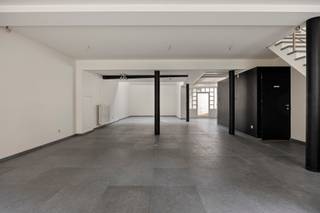Dit charmante handelspand, gelegen in de Ridderstraat, maakt deel uit van vastgesteld bouwkundig erfgoed en geniet een absolute topligging tussen de Koning Albertstraat en de Havermarkt.<br /><br />Dankzij de hoge passage en het levendige stadsgebeuren voor de deur is dit de ideale locatie voor een kleine handelszaak, boetiek, atelier of kantoor.<br /><br />Het pand werd recent volledig gerenoveerd, waarbij heel wat authentieke elementen zoals het gebinte en de balkenstructuur mooi bewaard zijn gebleven.<br /><br />De gelijkvloerse verdieping omvat een open ruimte van ongeveer 78 m², terwijl de eerste verdieping perfect kan dienen als zit- of leefruimte. Op de tweede verdieping bestaat bovendien de mogelijkheid om slaapkamers te creëren.<br /><br />Het gebouw onderscheidt zich door zijn karaktervolle uitstraling en ligt zowel in een zone van vastgesteld bouwkundig erfgoed (sinds 1 februari 2018) als in een vastgestelde archeologische zone (sinds 19 februari 2016). Dit pand is ideaal voor wie op zoek is naar een handelsruimte op een uitzonderlijke locatie met een unieke, authentieke sfeer.<br /><br />Enkele pluspunten op een rij:<br />+ Topligging tussen Koning Albertstraat en de Havermarkt<br />+ Pand met karakter<br />+ Vastgesteld bouwkundig erfgoed van 01-02-2018 tot heden - https://inventaris.onroerenderfgoed.be/aanduidingsobjecten/20436<br />+ Vastgestelde archeologische zone van 19-02-2016 tot heden - https://inventaris.onroerenderfgoed.be/aanduidingsobjecten/11895<br /><br />Ben jij op zoek naar een handelspand op een absolute toplocatie met een charmante gevel? Of ben jij benieuwd wat achter deze gevel schuilt? Neem dan contact op met Stephanie via stephanie@vestio.com of op het nummer 0474-73 64 84.