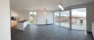 <p><span>Ruim 2 slaapkamer appartement op de hoogste (3e) verdieping met centrale ligging en fijn uitzicht. Dit appartement is makkelijk bereikbaar met de lift en een brede trap.<br />Gelegen op wandelafstand van het treinstation in Herent en vlak naast een busstation. Tevens is de fiets-o-strade Leuven - Brussel vlak bij alsook de oprit van de snelweg E314.<br /><br />Het appartement heeft een ruime inkom met vestiaire en een apart toilet. <br />Er is en mooie, lichtrijke leefruimte met prachtig uitzicht op een ruim zonnig terras.<br />De keuken is voorzien van allerhande handige ingebouwde toestellen ( Afwasmachine, kookplaat, wastafel, oven )<br />Alsook is deze keuken voorzien van veel ingebouwde kasten. Er is ook een extra berging.</span></p><p><span>Deze berging is voorzien van een wasplaats en heeft veel bergruimte.</span></p><p><span><br />Er zijn 2 ruime slaapkamers.<br />De badkamer is voorzien van een dubbele wastafel, een douche en een handdoekenverwarming.<br />Tevens is er een kelder en dubbele staanplaats voor de wagen inbegrepen in de huurprijs.<br /><br />Beschikbaar vanaf 10 augustus 2026 voor een lange duur huurovereenkomst.<br />Dit appartement is </span><span>niet</span><span> bemeubeld.<br />De gemeenschappelijke lasten bedragen 80€ per maand.<br />Al het verbruik van energie/water is ten laste van de huurder.<br /><br />Interesse? Vraag uw bezoek aan via onze website.</span></p><p><span> </span></p>