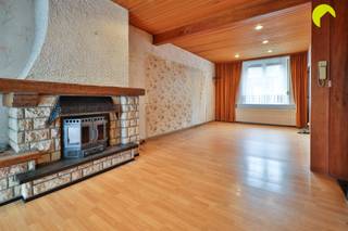 <p><span>In Hoboken vinden we deze woning die we betreden via de inkomhal die toegang geeft enerzijds tot de ruime garage, anderzijds de kelder en eveneens toegang biedt naar de gezellige, zuidgerichte tuin.</span></p><p><span>Op de 1ste verdieping vinden we de living/eetkamer, de keuken en een gezellige veranda die voorzien is van een lichtkoepel die zorgt voor natuurlijk licht en een trap naar de tuin. </span></p><p><span>Achter de keuken bevindt zich de badkamer.</span></p><p><span>Op de 2de verdieping zijn er 2 ruime slaapkamers aanwezig.</span></p><p><span> </span></p><p><span>Graag som ik voor u nog even de troeven van deze authentieke woning op:</span></p><p><span> </span></p><ul><li><span>Gelegen nabij openbaar vervoer, belangrijke toegangswegen en scholen in de omgeving</span></li><li><span>De mogelijkheid om aan de woning uw persoonlijke "touch" te geven</span></li><li><span>Ruime, hoge garage, berging en tuin!</span></li><li><span>4 slaapkamers</span></li></ul><p><span> </span></p><p><span>EPC 436 kwh/jaar - label E- renovatieverplichting binnen de 6 jaar<br />P-score: klasse C</span><span> </span></p><p><span>G-score:</span><span> klasse C</span></p><p><span> </span></p><p><span>Voor een bezoek ter plaatse kan u ons contacteren op het nummer 03 449 42 41 of mail ons via hallo@habicom.be.</span></p><p><span>Benieuwd naar de waarde van jouw woning?  Check het gratis op <span>www.watismijnhuiswaard.be</span></span></p>