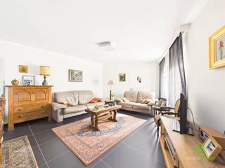 <p><span>Pal in het centrum, op wandelafstand van alle nodige voorzieningen, vinden we dit appartement terug op de eerste verdieping van een recente en goed onderhouden residentie. </span></p><p><span>Een bakker, postkantoor, horeca, supermarkt, apotheek, scholen, … zijn allemaal op wandelafstand gelegen. </span></p><p><span> </span></p><p><span>De residentie werd gebouwd in 2009 en afgewerkt met kwalitatieve materialen. </span></p><p><span>Het appartement beschikt over een EPC A en beschikt over een nieuwe verwarmingsketel uit 2024 alsook is de elektriciteit conform gekeurd. </span></p><p><span> </span></p><p><span>Via de gemeenschappelijke lift of de trap bereiken we de eerste verdieping waar dit appartement gelegen is. </span></p><p><span>Binnenkomen doen we in de inkomhal waar zich ook het apart toilet bevindt. De open leefruimte beschikt over een aangename lichtinval dankzij de grote ramen. Aan de voorzijde werd een terras voorzien, toegankelijk via het schuifraam in de woonkamer. De keuken is voorzien van de nodige toestellen en een extra zitmogelijkheid. Naast de keuken vinden we een handige berging terug met aansluiting voor de wasmachine.</span></p><p><span>De slaapkamer werd aan de achterkant ondergebracht en beschikt over een extra terrasje. De aanhorende badkamer is voorzien van een lavabomeubel en een handige inloopdouche. </span></p><p><span> </span></p><p><span>Achter het gebouw bevindt zich een private staanplaats. </span></p><p><span> </span></p><p><span>Momenteel wordt het appartement verhuurd. Contacteer ons kantoor voor meer info. </span></p><p><span> </span></p><p><span>Pluspunten:</span></p><p><span>- in het centrum</span></p><p><span>- ideaal startersapp</span></p><p><span>- incl staanplaats</span></p><p><span> </span></p><p><span>Gemeenschappelijke kosten: € 90/maand</span></p><p><span> </span></p><p><span>De vermelde bewoonbare oppervlakte is de netto-oppervlakte van het appartement.</span></p><p><span> </span></p><p><span>EPC GD:</span></p><p><span>Certificaatnr: 20250601-0003614501-GD-1</span></p><p><span>Datum: 01/06/2025</span></p><p><span>Geldig tot: 01/06/2035</span></p><p><span> </span></p>