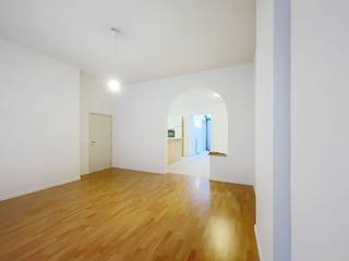 Op zoek naar een rustige woonplek in het centrum van Brugge? Dit charmante gelijkvloers appartement ligt op een toplocatie, vlak bij het Koningin Astridpark en op wandelafstand van winkels, restaurants en het historische stadscentrum.Het appartement biedt alle comfort voor wie wil genieten van het stadsleven in alle rust.Indeling:Inkomhal - woonkamer (18 m²) - eethoek (14 m²) - open ingerichte keuken met combi/microgolfoven, kookplaat, dampkap, frigo, dubbele spoelbak en kasten - slaapkamer (8 m²) - badkamer met lavabo, spiegel, ligbad, toilet en aansluiting voor wasmachine - kelder - terrasAlgemeen: - Huurprijs: € 775/maand + €25,00/maand forfait gem. kosten- Beschikbaar: 01/08/2026De snelste manier om een bezoek te brengen aan dit pand? Vraag je bezoek aan via de roze knop op onze website (www.dewaele.com) en je wordt gecontacteerd door één van onze verhuurexperten.