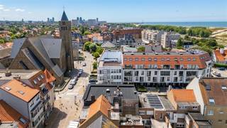 <h2><span>Gerenoveerd 2-slaapkamerappartement</span></h2><p><span>Dit stijlvolle appartement werd volledig gerenoveerd met oog voor kwaliteit en hedendaags wooncomfort. De lichtrijke leefruimte sluit naadloos aan op de </span><span>luxueuze, volledig vernieuwde keuken</span><span>, uitgerust met alle moderne inbouwtoestellen.</span></p><p><span>De </span><span>vernieuwde badkamer</span><span> beschikt over een elegant lavabomeubel en een ruime inloopdouche. Dankzij de twee volwaardige slaapkamers is dit appartement perfect als vaste woonst, tweede verblijf of investering.</span></p><p><span>Ook energetisch scoort dit appartement uitstekend dankzij een </span><span>goede EPC-score</span><span>, een </span><span>energiezuinige warmtepomp</span><span> en een </span><span>conforme elektrische installatie</span><span>.</span></p><p><span>Er is de mogelijkheid tot aankoop van een garagebox in het gebouw.</span></p><p><span>Troeven</span></p><ul><li><span>2 slaapkamers </span></li><li><span>Volledig gerenoveerd </span></li><li><span>Luxueuze keuken met alle inbouwtoestellen </span></li><li><span>Moderne badkamer met inloopdouche en lavabomeubel </span></li><li><span>Goede EPC-score </span></li><li><span>Warmtepomp </span></li><li><span>Elektriciteit conform </span></li><li><span>Rustige en zonnige ligging </span></li></ul><p><span>Op wandelafstand van strand en winkels</span></p>