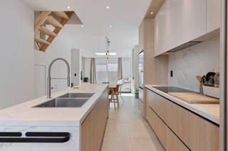 Instapklare en recent gerenoveerde woning met hoogwaardige afwerking, gelegen in de Arsenaalstraat 70 te Gentbrugge. Deze stijlvolle woning combineert een moderne uitstraling met praktisch wooncomfort en een doordachte indeling.Op het gelijkvloers geniet u van een open en lichtrijke leefruimte met een prachtige maatwerkkeuken, eetplaats en gezellige living. Dankzij de grote raampartijen en lichtinval voelt het geheel bijzonder ruim aan. Aansluitend bevindt zich een aangename zuidwestgerichte koer waar u volop van de middag- en avondzon geniet. Aan de inkomhal is er een apart gastentoilet voorzien. Tal van ingemaakte kasten zorgen overal in de woning voor extra bergruimte en een strak geheel.De eerste verdieping omvat een ruime master bedroom met ingemaakte kasten en een stijlvolle badkamer uitgerust met ligbad, dubbele lavabo, inloopdouche en toilet. Ook hier werd maximaal ingezet op een verfijnde afwerking.Op de tweede verdieping bevinden zich nog twee slaapkamers, waarvan één bijzonder ruime kamer die tal van mogelijkheden biedt als slaapkamer, bureau of hobbyruimte.Verder beschikt deze woning over een gunstig EPC-label B, conforme elektriciteit en een asbestveilig attest. Met een bruto bewoonbare oppervlakte van ca. 120 m² is dit de ideale woning voor wie op zoek is naar comfort, kwaliteit en een instapklaar geheel op een vlotte ligging nabij Gent centrum, winkels en openbaar vervoer.Bestuursmaatregelen in het maatregelenregister: nee