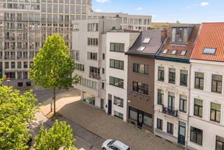 <p>Deze woning beschikt over 4 slaapkamers, 3 badkamers en 3 toiletten, ideaal voor een groot gezin of wie gasten ontvangt. De leefruimte met<strong> </strong>open keuken vormt het middelpunt van de woning. Vanuit de keuken heeft u toegang tot het terras. Verder is er een nog handige berging en is er voldoende parkeergelegenheid voor de deur. Extra pluspunt: er is mogelijkheid voor een praktijk of kantoor aan huis, ideaal voor werk en privé in één.<br /><br />Totale oppervlakte ca. 225 m².<br /><br />Het pand beschikt over twee huisnummers, Ankerrui 56 en 56A met gescheiden elektra en gasmeters.<br /><br /><strong>Ankerrui 56:</strong><br />Rechts van de inkomhal bevindt zich een mooie ruimte, verdeeld over een souterrain en een verdieping. Deze kan voor diverse doeleinden worden ingericht, zoals een kantoor aan huis, apart woongedeelte, studio, hobbyruimte of praktijk. De ruimte beschikt over een eigen badkamer, een apart toilet en de nodige aansluitingen voorzien voor een keuken. De grote ramen zorgen voor veel natuurlijk licht.<br /><br /><strong>Ankerrui 56A:</strong><br /><em>Gelijkvloers:</em><br />Via de inkomhal met robuuste stenen trap heeft u toegang tot het gastentoilet, berging en wasplaats.<br /><br /><em>Eerste verdieping:</em><br />De gezellige leefruimte biedt een mooi uitzicht en loopt over in de open keuken. De keuken is uitgerust met alle nodige inbouwtoestellen zoals een Bora kookplaat, Siemens combi-oven, Siemens vaatwasser en een Siemens koelkast met vriezer. Dankzij de handige inbouwkasten beschikt u over meer dan voldoende bergruimte. Het zuidwestgericht terras vormt de ideale plek om in de namiddag en avond volop van de zon te genieten.<br /><br /><em>Tweede verdieping:</em><br />Hier vindt u twee slaapkamers en een volledig betegelde badkamer met inloopdouche en wastafel.<br /><br /><em>Derde verdieping:</em><br />De master bedroom heeft een ruime, volledig betegelde ensuite badkamer met ligbad, inloopdouche en wastafel. Op de overloop van de bovenste verdieping is bovendien een apart toilet aanwezig.<br /><br /><strong>Pluspunten van het pand:<br /></strong>- Recent volledig gerenoveerd, waarbij alles vernieuwd is: ramen, CV-ketels, verwarming, isolatie, daken, elektra, riolering en gevel.<br />- Zeer gunstige EPC-score: B-label (120 kWh). Deze score is exclusief de extra isolatie van het terras bij de keuken.<br />- Elektra goedgekeurd.<br />- Aluminium ramen met verluchtingsroosters, waardoor alle ruimtes genieten van veel natuurlijk daglicht.<br />- Aansluitingen voor internet en TV-kabel door het hele pand.<br />- Voorzien van<strong> </strong>videofoon.<br />- De straat is recent volledig vernieuwd en opnieuw aangelegd.<br />- Voldoende parkeermogelijkheden in de directe omgeving.<br />- Lichtkoepel aanwezig voor extra daglicht.<br />- Mogelijkheid tot het creëren van een tweede dakterras van ca. 40 m².<br />- Interessant als investeringsobject.<br /><br />Voor meer informatie of het plannen van een bezichtiging kunt u contact met ons opnemen via: +32 (0) 14 65 03 79 of mail naar info@verlouwvastgoed.be.</p>