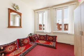 <p>Deze <strong>opbrengsteigendom </strong>omvat drie afzonderlijk vergunde wooneenheden en biedt een interessante investeringsopportuniteit op een centrale locatie.</p><p>De drie appartementen beschikken elk over hun eigen voorzieningen, wat zorgt voor een duidelijke en praktische indeling van het gebouw.</p><p>Gelegen in een aangename woonomgeving, op korte afstand van winkels, scholen en openbaar vervoer, combineert deze eigendom een vlotte bereikbaarheid met het comfort van een kleinschalig gebouw. Dankzij de vergunde toestand en de aanwezigheid van meerdere wooneenheden vormt dit pand een solide investering met blijvend potentieel.</p><p><br /></p><p><strong>Extra troeven:</strong></p><ul><li>drie vergunde appartementen</li><li>kleinschalig gebouw</li><li>centrale ligging</li><li>interessante investering</li><li>uniek uitzicht</li></ul>