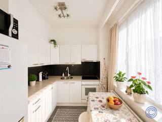 <p><span>Informatie Appartement</span></p><p><span>Ontdek dit charmante en lichtrijke appartement op een toplocatie naast het volledig vernieuwde Stadspark  een groene oase midden in de stad! Bij het betreden van het appartement komt u in een verzorgde inkomhal met vestiairekast en apart gastentoilet. De gezellige woonkamer baadt in het licht en is afgewerkt met een kwalitatieve laminaatvloer. Aansluitend vindt u een praktische keuken met onderhoudsvriendelijke tegelvloer, uitgerust met een grote oven, elektrische kookplaat, dampkap, vaatwasser en een losse koelkast met diepvries  ideaal voor wie graag kookt. De slaapkamer (ca. 10 m²) beschikt eveneens over een laminaatvloer en geeft rechtstreeks toegang tot de recent gerenoveerde badkamer. Deze is modern ingericht met een lavabomeubel, spiegelkast, ruime instapdouche en aansluiting voor een wasmachine. Het gebouw (1972) omvat slechts één appartement per verdieping, wat zorgt voor extra rust en privacy. Verder zijn er een lift, parlofoon en gemeenschappelijke kelder aanwezig. Maandelijkse kosten bedragen 83, met daarnaast een provisie van 128 voor water en verwarming. Elektriciteit is individueel. EPC-label D, elektriciteit conform AREI en asbestveilig attest aanwezig. Dankzij de uitstekende ligging geniet u van een vlotte verbinding naar de ring en Linkeroever, met tal van winkels en restaurants in de buurt. Een ideale opportuniteit voor wie comfortabel wil wonen of verhuren op een centrale en groene locatie!</span></p><p><span> </span></p><p><span>Indeling</span></p><ul><li><span>Inkomhal op tegelvloer, met vestiairekast en apart gastentoilet</span></li><li><span>Gezellige, lichtrijke woonkamer voorzien van een kwalitatieve laminaatvloer</span></li><li><span>Praktische keuken op een onderhoudsvriendelijke tegelvloer met veel opbergruimte en voorzien van een grote oven, elektrische kookplaat, dampkap, vaatwasser en losstaande ijskast met aparte diepvries</span></li><li><span>Slaapkamer ca. 10m² op laminaatvloer met aansluitend de badkamer</span></li><li><span>Recent gerenoveerde badkamer voorzien van een enkel lavabomeubel met opbergruimte en een spiegelkast, ruime instapdouche en aansluiting voor een wasmachine</span></li></ul><p><span> </span></p><p><span>Algemene Informatie</span></p><ul><li><span>Maandelijkse kosten: 83 euro (onderhoud en verbruik van de gemeenschappelijke delen, lift, syndicus, verzekering, enz.)</span></li><li><span>Maandelijkse provisie voor het privatief waterverbruik en verwarming: 128 euro</span></li><li><span>Individuele meter voor elektriciteit</span></li><li><span>Collectieve watermeter met tussenmeters</span></li></ul><p><span> </span></p><ul><li><span>EPC: label D</span></li><li><span>Elektrische keuring: conform AREI</span></li><li><span>Asbestattest: asbestveilig (maar mogelijk niet asbestvrij)</span></li></ul><p><span> </span></p><p><span>Gebouw</span></p><ul><li><span>Het appartementsgebouw werd gebouwd in 1972 en bestaat uit een gemeenschappelijke kelder, gelijkvloers en 4 verdiepingen met telkens 1 appartement</span></li><li><span>Lift aanwezig</span></li><li><span>Parlofoon aanwezig</span></li></ul><p><span> </span></p><p><span>Ligging</span></p><ul><li><span>Gelegen naast het volledig vernieuwde Stadspark, een groene oase van rust middenin de stad!</span></li><li><span>Vlotte verbinding naar de ring van Antwerpen en linkeroever</span></li><li><span>Verschillende winkels en restaurants in de omgeving</span></li><li><span>MOBISCORE: 9,6/10!</span></li></ul><p><span> </span></p><p><span>*De informatie in deze prospect is ter informatieve titel: de kandidaat-kopers moeten hun eigen zaak maken van het verkrijgen, controleren en interpreteren van deze informatie.</span></p><p><span> </span></p>