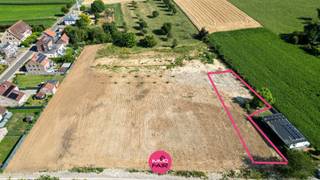 Bouwgrond van 1696 m² voor open bebouwing<br /><br />Deze bouwgrond bevindt zich in Herderen, een gezellige deelgemeente van Riemst. Van hieruit heb je een vlotte verbinding naar omliggende steden zoals Tongeren (7,5 km) en Maastricht (8 km). Ook scholen, buurtwinkels en het openbaar vervoer zijn op wandelafstand bereikbaar. Het oprittencomplex (afrit 32) naar de E313 ligt op 3,5 km. De doodlopende straat zorgt tot slot voor een extra kindvriendelijke en rustige omgeving.<br /><br />Een extra pluspunt is de zuidelijke oriëntatie van de bouwgrond. Bovendien kan het zicht naar het zuiden niet worden geblokkeerd.<br /><br />De grond bestaat uit 1050 m² bouwgrond + 646 m² achterliggende grond.<br /><br />De bouwvoorschriften zijn als volgt:<br /><br />Bouwdiepte:<br />- Gelijkvloers: maximaal 17,00 m zoals aangeduid op het verkavelingsplan inclusief de gelijkvloerse uitbreidingszone.<br />- Verdieping: maximaal 12,00m.<br /><br />Interesse? Laat het ons weten via 089 390 990 of info@immofair.be!