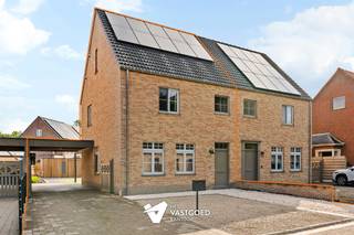 <p><span>Recente, energiezuinige woning op ideale ligging nabij centrum</span></p><p><span> </span></p><p><span>Belangrijkste troeven:</span></p><p><span>- Recente, energiezuinige en perfect instapklare woning</span></p><p><span>- Ideale ligging: rustig en vlak bij centrum</span></p><p><span>- Recent zonnepanelen geplaatst</span></p><p><span>- Tuin recent volledig aangelegd</span></p><p><span>- Carport, overdekt terras en knappe tuinberging met overdekt zonneterras</span></p><p><span>- Volledig geïnstalleerde keuken</span></p><p><span>- Knappe badkamer met bad- douchecombinatie, dubbel meubel en wc</span></p><p><span> </span></p><p><span>Bekijk zeker ook de 3D virtuele rondleiding en de grondplannen met de afmetingen. Zo krijgt u van thuis uit al een perfect beeld van wat deze woning te bieden heeft!</span></p><p><span>Wenst u meer info of een vrijblijvende bezichtiging, contacteer dan ons kantoor op het nummer 014 39 99 99 en wij helpen u graag verder.</span></p><p><span> </span></p><p><span> </span></p>