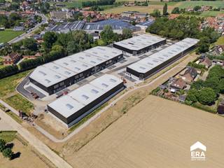 <p>Modern handelspand in de KMO-zone van Elverdinge (Ieper), vlot bereikbaar via belangrijke invalswegen.</p>
<p> </p>
<p>Dit recente handelspand uit 2025 biedt een uitstekende opportuniteit voor ondernemers die op zoek zijn naar een strategische ligging in West-Vlaanderen. Dankzij de locatie in een dynamische KMO-zone geniet het pand van een goede zichtbaarheid en een vlotte bereikbaarheid voor klanten, leveranciers en medewerkers. De drukke ligging zorgt voor extra passage en commerciële mogelijkheden. Het gebouw is geschikt voor diverse professionele activiteiten en vormt een interessante uitvalsbasis voor ondernemingen die willen groeien in de regio van Ieper en Elverdinge.</p>
<p> </p>
<p>• Handelspand met moderne uitstraling<br />• Functionele commerciële ruimte geschikt voor diverse activiteiten<br />• Parkeerplaatsen aanwezig en inbegrepen</p>
<p> </p>
<p>• Gelegen in een goed bereikbare KMO-zone<br />• Strategische ligging nabij belangrijke invalswegen<br />• Recent gebouw uit 2025</p>
<p> </p>
<p>Ook particulier te koop!</p>
<p> </p>
<p>Neem vandaag nog contact op met je ERA-makelaar voor meer informatie of een bezoek.</p>
<p> </p>
<p>JOUW DROOMHANDELSPAND. ZO GEVONDEN!</p>