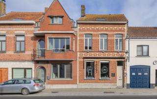 Dit uitzonderlijk handelspand bevindt zich in het idyllische Lissewege, één van de meest pittoreske dorpen van Vlaanderen. Dankzij de ligging in een bruisende omgeving met veel passage en uitstekende zichtbaarheid, vormt dit pand de ideale uitvalsbasis voor een handelszaak, kantoor of showroom.<br /><br />Het pand combineert een sfeervolle commerciële ruimte met een ruim en volwaardig woongedeelte, wat het bijzonder interessant maakt voor wie wonen en werken wil combineren. Bovendien bestaat de mogelijkheid om het handelsgedeelte opnieuw om te vormen tot een volwaardige woning.<br /><br />De bereikbaarheid is een absolute troef: nabij het station en met ruime parkeermogelijkheden in de omgeving is het pand zowel met het openbaar vervoer als met de wagen vlot toegankelijk.<br /><br />De handelsruimte, momenteel ingericht als delicatessenzaak/traiteur, beschikt over een warme en uitnodigende uitstraling dankzij de grote raampartijen en hoogwaardige afwerking met op maat gemaakte kasten en professionele installaties.<br /><br />Indeling:<br /><br />Gelijkvloers:<br /><br />Handelsgedeelte:<br />- Inkomhal,<br />- Winkelruimte,<br />- Winkelruimte met koeltoonbank en diverse koelfrigo’s, volledig geïnstalleerde, op maat gemaakte kasten met hoogwaardige afwerking,<br /><br />Woongedeelte:<br />- Inkomhal,<br />- Gastentoilet,<br />- Trap naar ruime kelder,<br />- Open leefkeuken met ingebouwde kwaliteitsvolle toestellen,<br />- Lichtrijke leefruimte met raampartijen van plafond tot vloer,<br />- Meerdere aangename terrassen en tuin,<br /><br />Eerste verdieping:<br />- Badkamer met bad, douche en wastafel,<br />- Eerste ruime slaapkamer,<br />- Tweede ruime slaapkamer,<br />- Dressing,<br /><br />Tweede verdieping:<br />- Masterbedroom,<br />- Vierde slaapkamer,<br /><br />Dit pand biedt een unieke combinatie van charme, visibiliteit en veelzijdigheid, ideaal voor ondernemers of gezinnen die op zoek zijn naar ruimte en mogelijkheden in een karaktervolle omgeving.<br /><br />Interesse in dit uitzonderlijk aanbod? Neem vandaag nog contact op voor een bezoek ter plaatse en ontdek zelf de troeven van dit unieke pand!