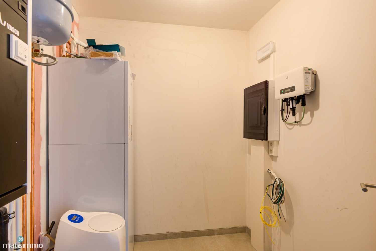 INSTAPKLAAR NIEUWBOUW GELIJKVLOERSAPPARTEMENT MET RUIM TERRAS, BUITENBERGING EN CARPORT IN HET HARTJE VAN HOESELT - foto 5