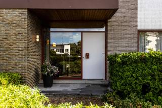 Cette « maison d'architecte Eeckhout » est située à lNinove et se distingue par son architecture.
Les deux entrées au rez-de-chaussée offrent de possibilités :
-    Maison avec profession libérale, commerce de détail, cabinet
-    Maison kangourou, double résidence
Le rez-de-chaussée comprend : 
1.    entrée avec salle d'attente et cabinet
2.    entrée donnant accès au salon avec de grandes baies vitrées donnant sur le jardin. La cuisine est suivie de l'arrière-cuisine et d'un espace de rangement supplémentaire séparé.
Au premier étage :  salle de bains, toilettes, 4 chambres dont 2 avec sanitaires.
Atouts supplémentaires :
- bâtiment à l'architecture distinctive et aux matériaux de haute qualité
- disponible immédiatement 
- aucune obligation de rénovation 
- espace de rangement supplémentaire pratique au sous-sol.
-    terrain clôturé de plus de 6000 m² exposé sud
-    jardin aménagé avec plusieurs terrasses 
-    les prairies à l'arrière sont également accessibles par un chemin d'accès séparé (notamment des animaux, les chevaux, etc.) 
-    bonne visibilité commerciale et parking aménagé 
Vous souhaitez obtenir des informations complémentaires (photos supplémentaires, notamment des chambres, cadastre, plans, etc.) ou visiter les lieux ? 
Cliquez sur le bouton « Demande d'informations/rendez-vous » sur cette page. Je vous contacterai pour fixer un rendez-vous. Vente : Pieter Cardoen 0475 36 12 52, pieter@cornelis-partners.be