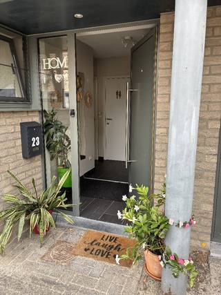 Instapklare energiezuinige gezinswoning op rustige toplocatie in Mol!
Op zoek naar een ruime gezinswoning waar rustig wonen en een uitstekende bereikbaarheid samenkomen? Deze instapklare woning ligt in een doodlopende, kindvriendelijke straat, op wandelafstand van het centrum van Mol en vlak bij scholen, winkels en groen. Ook de verbindingswegen richting Balen, Geel, Turnhout en Lommel zijn vlot bereikbaar.
De woning beschikt over ca. 160 m² bewoonbare oppervlakte, efficiënt verdeeld over drie verdiepingen.
Op het gelijkvloers bevinden zich de inkomhal met gastentoilet, een aangename leef- en eetruimte, een vernieuwde keuken (2023) en een praktische berging/technische ruimte. De eerste verdieping telt drie gelijkwaardige slaapkamers, een berging met aansluitingen voor water (vb. wasmachine en droogkast) en een vernieuwde badkamer (2023) met dubbele lavabo, wc en ruime douche. De volledig afgewerkte bovenverdieping (2023) vormt een ruime master suite van 37m² met tweede badkamer met enkele lavabo en vrijstaand ligbad, ingebouwde maatkasten, een bureau-ruimte en het slaapgedeelte, ideaal als master bedroom of tienerverdieping.
Ook energetisch is de woning helemaal klaar voor de toekomst dankzij EPC-label A en zonnepanelen (2024). Buiten geniet je van een zuidwestelijk georiënteerde tuin met ruim terras. Achteraan bevindt zich bovendien een afzonderlijke garage, ideaal voor wagen, fietsen en nog een extra bergruimte naast de garage. Ook de garage geeft uit op een rustige, doodlopende straat.
Een belangrijke troef is de ligging: rustig en groen, met een bosrijke omgeving vlakbij, terwijl het centrum, verschillende scholen en winkels voor dagelijkse boodschappen dichtbij liggen. Dankzij de doodlopende straat kunnen kinderen bovendien nog veilig buiten spelen. Kortom: een energiezuinige, instapklare en verrassend ruime gezinswoning met 4 slaapkamers, 2 badkamers, tuin, terras en garage op een bijzonder aangename locatie in Mol.