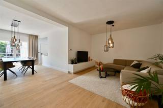 <p><span>Bent u op zoek naar een instapklare woning waar comfort, kwaliteit en energiezuinigheid hand in hand gaan? Dan zal deze prachtig gerenoveerde woning u ongetwijfeld weten te overtuigen. De woning werd de voorbije jaren grondig gerenoveerd met veel oog voor detail en afgewerkt met kwalitatieve en duurzame materialen. Dankzij de doordachte indeling, de hoogwaardige afwerking en de uitstekende energiescore geniet u hier van een zorgeloze woonervaring.</span></p><p><span>Via de inkomhal komt u terecht in de ruime en lichtrijke leefruimte, die naadloos aansluit op de volledig uitgeruste keuken, voorzien van alle nodige toestellen. Op het gelijkvloers bevinden zich daarnaast een praktische wasplaats, een recent volledig vernieuwde en stijlvolle douchekamer met wastafelmeubel, evenals een apart gastentoilet.</span></p><p><span>Een absolute meerwaarde is de extra polyvalente ruimte op het gelijkvloers. Deze doet vandaag dienst als bureauruimte, maar kan perfect ingericht worden als derde slaapkamer, hobbyruimte of speelkamer. Bovendien werd deze ruimte uitgerust met kwalitatieve ingemaakte kasten die zorgen voor een praktische en stijlvolle opbergoplossing.</span></p><p><span>Op de eerste verdieping geeft de nachthal toegang tot twee ruime slaapkamers en een verzorgde badkamer, voorzien van een ligbad, lavabo en toilet.</span></p><p><span>Via een zolderluik bereikt u de praktische bergzolder, ideaal voor het opbergen van allerhande spullen en materialen.</span></p><p><span>Ook buiten is het aangenaam vertoeven. De gezellige zuidgerichte tuin met terras vormt de ideale plek om te genieten van zonnige dagen in alle rust. Vooraan de woning beschikt u bovendien over twee private parkeerplaatsen.</span></p><p><span>Ook op energetisch vlak scoort deze woning bijzonder goed. De woning behaalt een gunstig EPC-label B dankzij de aanwezigheid van dak- en muurisolatie, PVC-ramen met hoogrendementsbeglazing, zonnepanelen in combinatie met een thuisbatterij van 5 kWh en centrale verwarming op aardgas. De kwalitatieve afwerking vormt een mooie rode draad doorheen de woning, waarbij warme parketvloeren harmonieus worden gecombineerd met karaktervolle tegelvloeren. Dit zorgt voor een stijlvolle, tijdloze en verzorgde uitstraling die perfect aansluit bij het hedendaagse wooncomfort.</span></p><p><span>De woning geniet van een gunstige ligging met winkels, scholen, openbaar vervoer en belangrijke invalswegen op korte afstand. Ook het centrum en tal van recreatieve voorzieningen zijn vlot bereikbaar, waardoor u geniet van een uitstekende combinatie van rust en bereikbaarheid.</span></p><p><span><strong>De eerste bezoeken vinden plaats vanaf zaterdag 15 augustus. Wenst u deze woning als eerste te ontdekken? Maak dan eenvoudig zelf uw afspraak via onze website op het tijdstip dat voor u het best past.</strong></span></p><p><span>Kom snel deze woning samen met ons ontdekken. Contacteer Dupont Vastgoed – Jonas Knaepen (BIV 518894) voor meer informatie via 0471 91 88 46.</span></p>