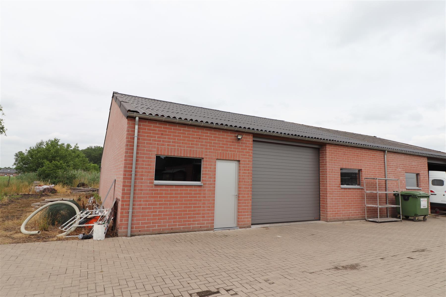 Ideale opslagruimte, goed bereikbaar- Beschikbare vloeroppervlakte: 192,00 m² (16 m x 12 m)- Betonvloer- Oprolpoort