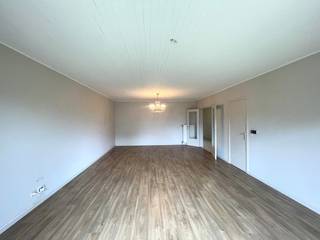 Bent u op zoek naar een ruim en lichtrijk appartement op een rustige en toch centrale locatie in Hasselt? Dit verzorgde appartement aan de Vlindersstraat 1 bus 8 biedt een ideale combinatie van comfort, ruimte en bereikbaarheid. Gelegen op wandelafstand van het bruisende stadscentrum geniet u hier van een rustige woonomgeving met alle voorzieningen binnen handbereik.Het appartement beschikt over een aangename leefruimte met veel natuurlijke lichtinval dankzij de grote raampartijen. Daarnaast zorgen de ruime indeling en praktische inrichting voor een comfortabel woongevoel. Winkels, restaurants, scholen en openbaar vervoer bevinden zich in de directe omgeving, terwijl ook de belangrijkste invalswegen vlot bereikbaar zijn. Hierdoor is deze woonst ideaal voor wie centraal wil wonen zonder in te boeten op rust en comfort.Indeling: Verdieping +2: -Ruime woonkamer met terras -Geïnstalleerde keuken -Twee slaapkamers -Badkamer met ligbad en douche-Apart toilet -Berging Troeven:- Centrale ligging- Instapklaar: Het appartement is onmiddellijk klaar voor bewoning.- energiezuinig De snelste manier om een bezoek te brengen aan dit appartement? Vraag je bezoek aan via de rode knop op onze website (www.dewaele.com). Telefonisch kunnen er geen afspraken gemaakt worden. Bij andere vragen kun je ons telefonisch contacteren via 011 30 50 50. Tot binnenkort!