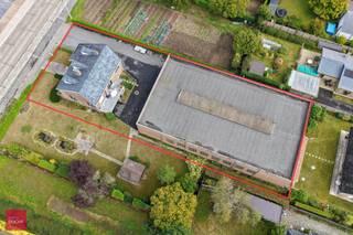 Woning bestaande uit: Inkomhal, toilet, living in L-vorm met open haard, ruime keuken, 3 slaapkamers, bureel, badkamer, inpandige garage,...