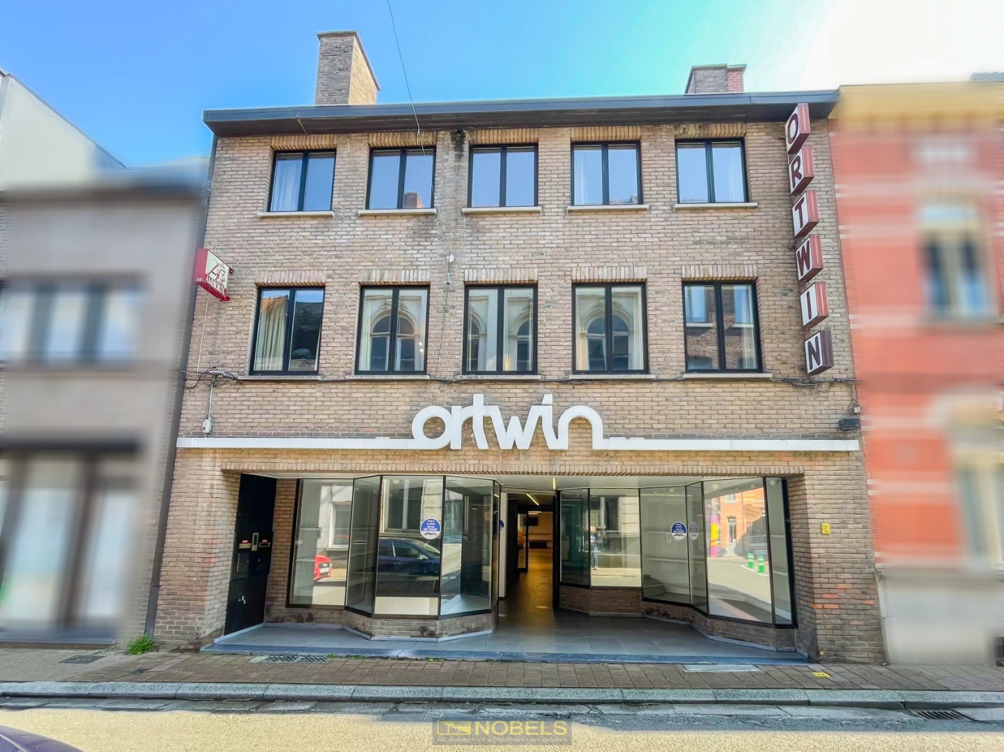 Te koop, veelzijdige eigendom met handelspand en 2 appartementen te centrum Zottegem - foto 1