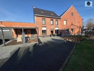 VERY WELL LOCATED HOUSE WITH GARAGE AND 4  ROOMS.Guide price : 375,000 euros Very well located house with garage and 4 rooms.The house has an...