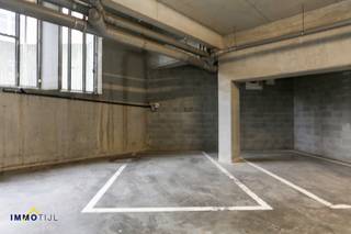Ruime ondergrondse autostaanplaats te huur in het centrum van Opwijk.Gelegen in een veilige, volledig afgesloten parking met gemakkelijke toegang...