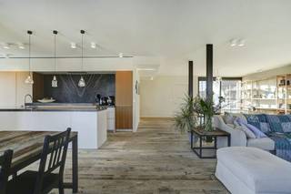 Dit exclusief appartement werd afgewerkt met hoogwaardige materialen en straalt klasse en kwaliteit uit. Gelegen in Residentie @ Fluvium Legia bent u verzekerd van een rustige woonbeleving, aan het water en omgeven door groen. Door de aanwezigheid van zonneboilers, doorgedreven isolatie, ventilatie met warmterecuperatie en vloerverwarming, wordt energiezuinigheid gegarandeerd. Binnen vinden we een leefruimte met open keuken die voorzien is van zeer hoogwaardige materialen en toestellen. De leefruimte is een absolute troef: een ruime doorzonliving met grote raampartijen en overvloedig daglicht. Het dakterras is te bereiken via een schuifraam. Verder beschikt het appartement nog over twee slaapkamers, twee badkamers, een technische berging en extra buitenruimte.Troeven: - Ultieme rust pal in het centrum van Gent- Hoogwaardige afwerking en toestellen- laag E-peil- kleinschalig nieuwbouwprojectBij het appartement hoort een gemeenschappelijke fietsenstalling en een autostaanplaats (bij te huren aan 100,00 EUR/maand).De gemeenschappelijke kosten, onder de vorm van een provisie, bedragen 250,00 EUR/maand en dienen voor het onderhoud van de gemeenschappelijke delen alsook een voorschot op het privatief verbruik van verwarming. Een zeldzame kans voor wie op zoek is naar kwalitatief wonen op een absolute toplocatie!