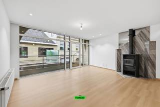 Gelegen in de Ieperstraat, pal in het centrum van Poperinge, bevindt zich dit instapklare duplexappartement. Bovendien is dit appartement zeer energiezuinig (EPC label B).<br /><br />De indeling is als volgt:<br /><br />We komen binnen gemeenschappelijke inkomhal, die gedeeld wordt met het handelspand. Op de eerste verdieping komen we in de hal met badkamer en slaapkamer die toegang biedt tot het dakterras. Verder komen we in de lichtrijke leefruimte met balkon met zicht op de Ieperstraat. Aansluitend aan de open keuken is er nog een praktische berging. Op de 2de verdieping is er nog een slaapkamer en apart toilet. Ten slotte is er nog een zolder.<br /><br />Aangezien het om een kleine residentie gaat, is er geen syndicus.<br /><br />Neem contact op met Aline (0494 49 25 96) voor een bezoek ter plaatse!<br /><br />Technische kenmerken:<br /><br />- Dubbele beglazing<br /><br />- Centrale verwarming op gas<br /><br />- EPC label B<br /><br />- Conforme elektriciteit<br /><br />