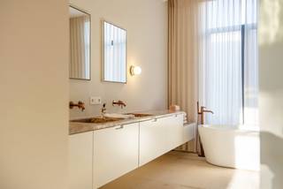 Bekijk alvast de videotour, de grondplannen, het gunstige EPC (B!), de conforme elektriciteitskeuring en blanco asbestinventaris via de Wellimmo-site 'documenten'.<br /><br />Deze volledig gerenoveerde herenwoning in eclectische stijl uit 1909, naar een ontwerp van Hendrik Delvaux, bevindt zich op een gegeerde residentiële locatie aan de statige Jan Van Rijswijcklaan, nabij verscheidene parken en de invalswegen van en naar het stadscentrum. Een unieke combinatie van klassieke grandeur en hedendaags wooncomfort, met een zonnige tuin als extra troef.<br /><br />Achter de elegante gevel met typerende voortuin schuilt een stijlvolle woning met een totale bewoonbare oppervlakte van maar liefst 353m², verdeeld over vier volwaardige bouwlagen én een ruime, droge kelderverdieping.<br /><br />Bij binnenkomst valt meteen de indrukwekkende inkomhal met dubbele voordeur en marmermozaïek op. Een eerste aan de voorzijde liggende kamer is ideaal als home-office of praktijk. Ook treffen we hier het gastentoilet.<br />Aan de tuinzijde werd een ruime leefkeuken ingericht met hoogwaardige materialen, voorzien van een gezellige ontbijthoek en eetplaats. De harmonica glazen wand over de volledige breedte zorgt voor een naadloze connectie tussen binnen en buiten – perfect voor zomerse dagen.<br /><br />Op de eerste verdieping vinden we twee royale kamers over de volle breedte van het huis, met toegang tot een aangenaam terras. <br />De tweede verdieping herbergt een luxueuze master suite met ensuite dressing en luxueuze badkamer. Ook een aparte linnen.kamer en praktische wasplaats werden hier voorzien. Op de derde verdieping zijn er nog drie slaapkamers en een tweede badkamer<br /><br />De woning werd recent en grondig gerenoveerd met veel oog voor detail, waarbij het authentieke karakter maximaal bewaard bleef en gecombineerd werd met hedendaags wooncomfort. Het resultaat: een instapklare woning met energielabel B (EPC: 161 kWh/m²), voorzien van moderne technieken en hoogwaardige afwerking zoals een mooie parketvloeren en uitgekiende natuursteenselectie.<br /><br />Pluspunten:<br />– Tijdloze en hoogwaardige renovatie met behoud van authentieke elementen<br />– Zonnige, onderhoudsvriendelijke tuin met privacy<br />– Residentiële toplocatie nabij parken en invalswegen<br />– Mogelijkheid tot combinatie wonen-werken <br />– Ruime kelderverdieping met nog tal van mogelijkheden<br />– Parkeermogelijkheid in de directe omgeving<br /><br />Kortom: een uitzonderlijk aanbod op de Antwerpse vastgoedmarkt, waar elegantie, comfort en locatie perfect samenkomen.<br /><br />Voor meer info bel 03/225.00.68 of surf naar www.wellimmo.net<br /><br /><br /> 